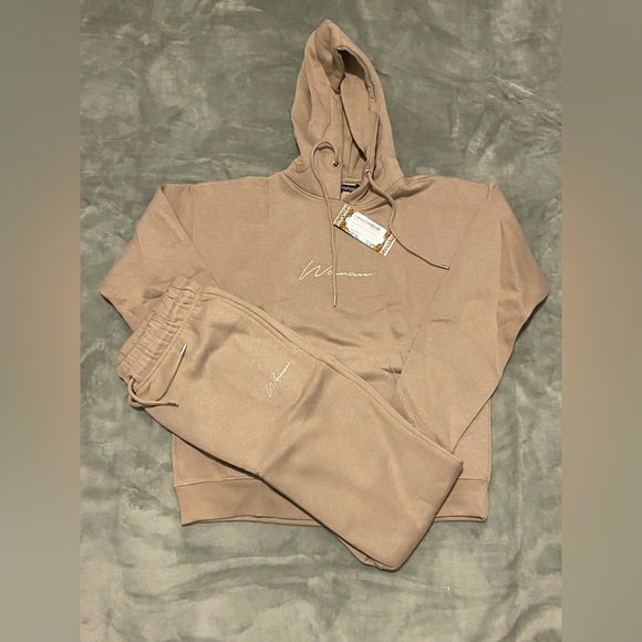 BOOHOO WOMAN LOGO BEIGE TRACKSUIT - Picture 3 of 3